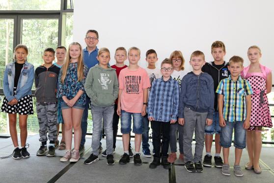 Die Klasse 5 a mit Lehrer Frank Fiedler FOTO: ANDREAS DUNKER
