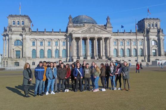 Wickeder Sekundarschüler der Klasse 10 b in Berlin vor dem historischen Reichstagsgebäude mit der großen Glaskuppel: der Sitz des Deutschen Bundestages FOTO: SKW