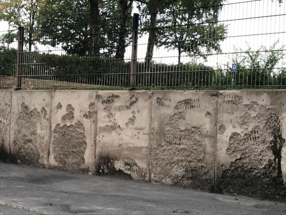 Deutlich sichtbar: die Brandschäden am Abstellplatz für die Müll-Container ARCHIVFOTO: ANDREAS DUNKER