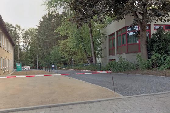 Der neue Parkplatz für die Fahrzeuge des Schulpersonals und die von drei auf vier Meter verbreiterte Feuerwehr-Zufahrt zwischen Sekundarschule und Roncalli-Haus an der Ludgerusstraße FOTO: ANDREAS DUNKER