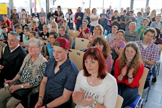 Schlussapplaus für den scheidenden Schulleiter Jan Haurand FOTO: ANDREAS DUNKER