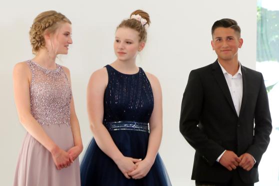 Die besten Schüler: Noelle Rüschenbaum (Jahrgangsbeste; Klasse 10c), Antonia Schriever (Klassenbeste der 10b) und Marlon Ralf Alessandro Göbel (Klassenbester der 10a) FOTO: ANDREAS DUNKER
