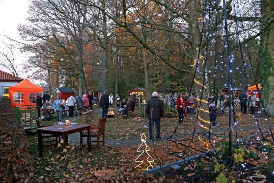 Der "Sinnesgarten" des Senioren-Zentrums "Häuser St. Raphael" in Wimbern wurde am vergangenen Wochenende erstmals zum Weihnachtsmarkt: Am Sonntag gab es dort Imbiss-Stände, Verkaufsbuden und Sitzgelegenheiten sowie Feuerschalen. FOTO: ANDREAS DUNKER