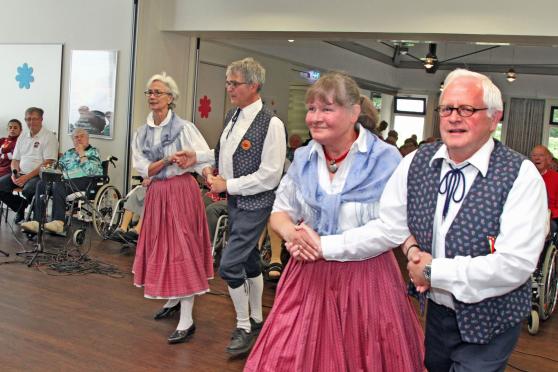 Tanzaufführung beim Sommerfest im Senioren-Zentrum Häuser St. Raphael FOTO: ANDREAS DUNKER