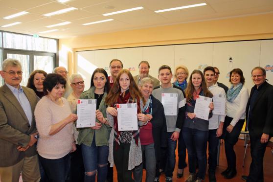 Die geehrten Jugendlichen mit ihren Seniorschülern und den Organisatoren Helmut Bäcker, Ursula Arndt und Martin Vollmer, Bürgermeister Dr. Martin Michalzik (CDU), Schulleiterin Ines Kister, Dr. Hubertus Geisler als Vorsitzender des Senioren-Forums Wickede (Ruhr) und Angelika Bechheim-Kanthak als Leiterin des kommunalen Senioren-Büros FOTO: CARINA WESTERWELLE