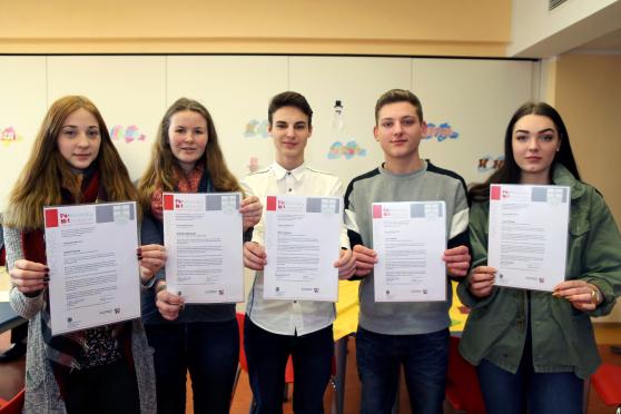 Die engagierten Jugendlichen des Projektes "JuleA" (von links): Julia Fromme, Vanessa Gebhardt, Erik Schipulin. John Treiber und Laura Wirges. – Nicht auf dem Foto: "Schülerlehrerin" Batul Noureddine FOTO: CARINA WESTERWELLE