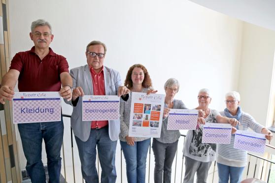 Mitglieder des Seniorenforums der Gemeinde Wickede (Ruhr) präsentierten im Rathaus das neue Projekt "Repair-Café" (von links): Dr. Hubertus Geisler, Helmut Bäcker, Angelika Bechheim-Kanthak, Inge Gabrecht, Ulla Arndt und Christina Hofmann. FOTO: ANDREAS DUNKER