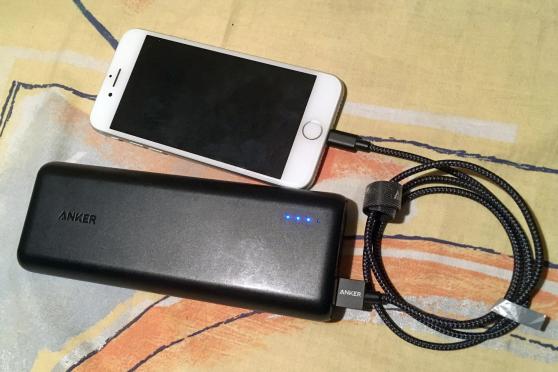 Das vermeintliche "Corpus Delicti": ein Smartphone mit "Powerpack", den mindestens ein Ratsmitglied wohl für ein Diktiergerät oder Mikrofon hielt. Er witterte denn scheinbar auch sofort illegale Tonaufnahmen von der öffentlichen Haupt- und Finanz-Ausschuss-Sitzung am heutigen Donnerstag (28. März 2019) im Seminarraum des Bürgerhauses in Wickede. FOTO: ANDREAS DUNKER