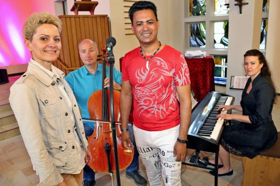 Die Sänger und Musiker (von links): Nina Andreeva (Sopran), Thomas Büttner (Cello), Matthew Overmeyer (Tenor und Initiator) und Valentina Wekesser (Piano) FOTO: ANDREAS DUNKER