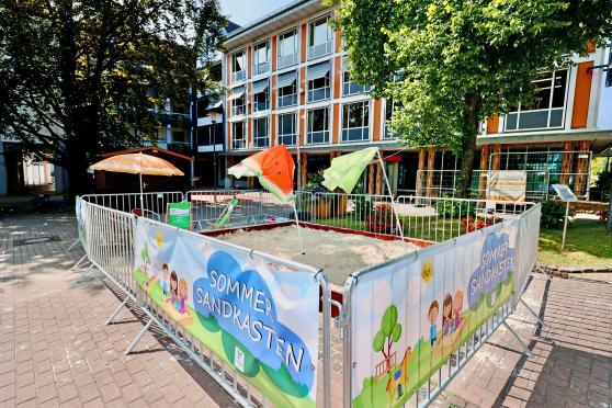 Der „Sommersandkasten“ vor dem Wickeder Rathaus macht mit den kaputten Sonnenschirmen aktuell keinen sonderlich guten Eindruck für das Ortsbild. FOTO: ANDREAS DUNKER