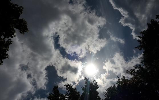 Auch bei kühlen Temperaturen und bei Bewölkung sendet die Sonne gefährliche UV-Strahlen. Das Gesundheitsamt des Kreises Soest empfiehlt deshalb auch bei schlechtem Wetter im Sommer Sonnenschutz. FOTO: RAPHAEL MOERS / KREIS SOEST