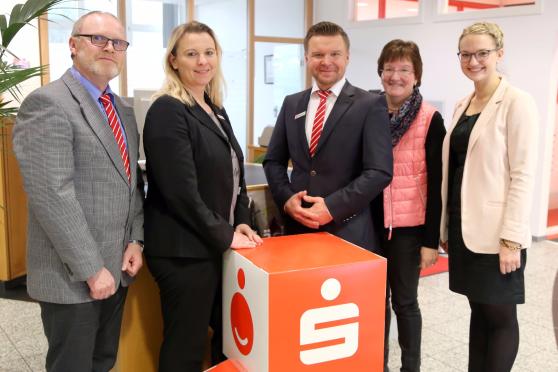 Das Mitarbeiter-Team der Sparkassen-Filiale Wickede (von links): Ralf Gossling, Anja Schönweiss, stellvertretender Filialleiter Viktor Schneider und Franziska Breitbach sowie Lea Stromberg vom S1-Online-Banking-Team. – Es fehlt: Filialleiterin Michaela Marquardt ARCHIVFOTO: ANDREAS DUNKER