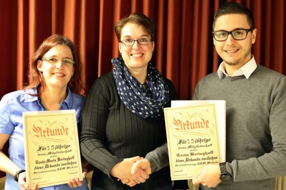 Tanja Maria Beringhoff und Tanja Beringhoff erhielten von Jan Brambring ihre Ehrenurkunden für 15-jährige Mitgliedschaft im Spielmannszug (von links). FOTO: ANDREAS DUNKER