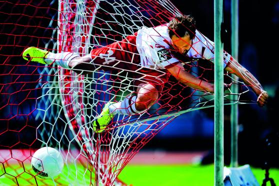 Das prämierte „Sportfoto des Jahres“ mit dem Titel „Ins Netz gegangen“ ist vom 29. März bis 15. April im Kreishaus-Foyer zu sehen. Die Wanderausstellung des Kicker-Sportmagazins bietet außerdem eine Auswahl der schönsten und spektakulärsten Fotos des Wettbewerbs, den das Kicker-Sportmagazin zum 46. Mal ausrichtete. FOTO: SASCHA FROMM / KICKER-AUSSTELLUNG „Das Sportfoto des Jahres“