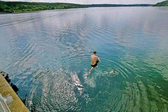 Riskante Sprungmanöver sorgen für eine große Unfallgefahr – Für eine Abkühlung sollten offizielle Badestellen genutzt werden. ARCHIVFOTO: RUHRVERBAND