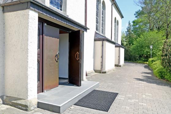 Durch eine bauliche Anhebung der Pflasterfläche soll die katholische St.-Antonius-Kirche barrierefreier werden. FOTO: ANDREAS DUNKER