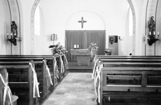 Eine weitere alte Innenansicht aus der Schlückinger St.-Josef-Kapelle, die zum Zeitpunkt der Fotoaufnahme für eine Hochzeit geschmückt ist. QUELLE: FESTSCHRIFT "75 JAHRE ST.-JOSEF-KAPELLE SCHLÜCKINGEN, 1925-2000"