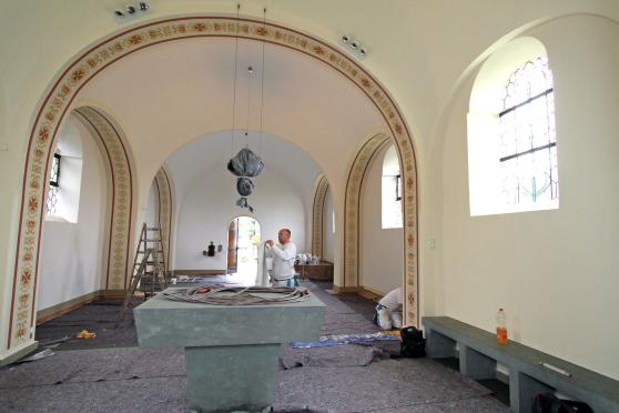 Letzte Malerarbeiten in der Schlückinger St.-Josef-Kapelle FOTO: ANDREAS DUNKER