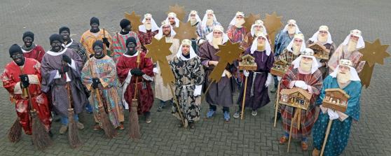 Die erwachsenen Sternsinger am heutigen Heiligen-Drei-Königs-Tag - in acht Dreier-Gruppen zogen die Dreikönigssänger durch das Dorf Echthausen FOTO: ANDREAS DUNKER