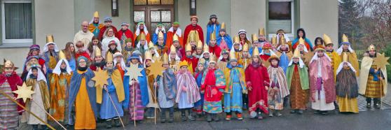 Die Sternsinger stellten sich am heutigen Sonntag vor dem Aussendungsgottesdienst zu einem Gruppenfoto vor dem Pfarrhaus in Wickede auf. FOTO: ANDREAS DUNKER