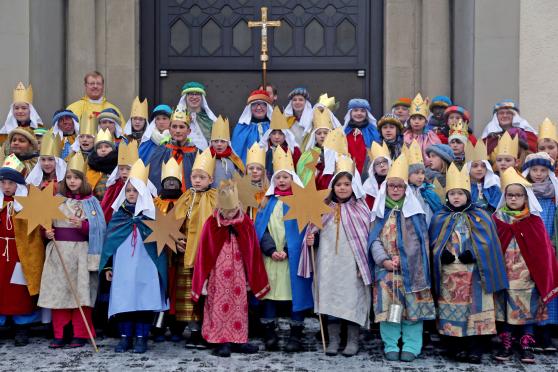 Sternsinger vor dem Portal der katholischen St.-Antonius-Kirche in Wickede FOTO: ANDREAS DUNKER