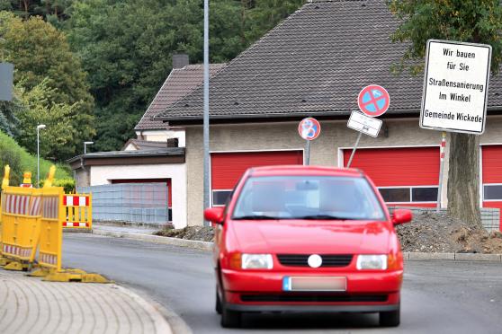 Wieder für den Durchgangsverkehr zwischen Ortsmitte und Hövel befahrbar: die neu asphaltierte Straße "Im Winkel" am Feuerwehr-Gerätehaus in Wickede. FOTO: ANDREAS DUNKER