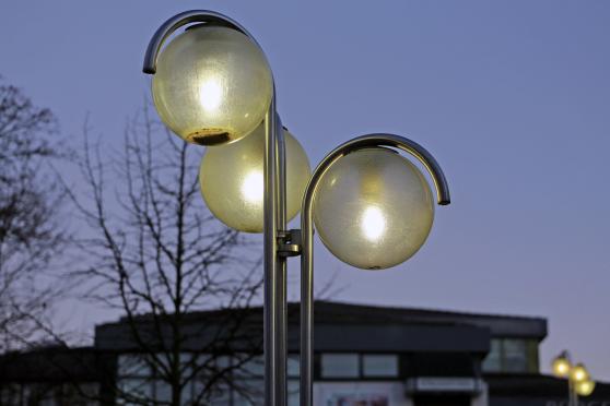 Die alten Glaskugelleuchten mussten aufwendig gereinigt werden, um nicht so unansehnlich zu wirken, wie die Leuchten hier im Lanferbachtal vor dem Bürgerhaus in Wickede. ARCHIVFOTO: ANDREAS DUNKER