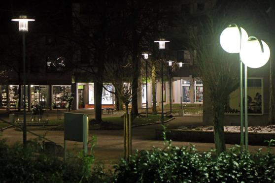 Neue LED-Oberlichtlaternen ersetzen die alten Glaskugel-Leuchten mit Quecksilberdampflampen auf Edelstahlmasten auf dem Marktplatz in Wickede. Die LED-Lampen wirken allerdings für viele Bürger merklich dunkler. FOTO: ANDREAS DUNKER