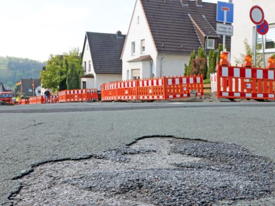 Auch die Fahrbahndecke der Rissenhofstraße soll zwischen "Am Lehmacker" und der ehemaligen Gaststätte Garte erneuert werden. FOTO: ANDREAS DUNKER