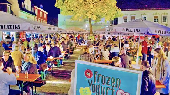 Gut besucht: Streetfood-Festival am Freitagabend unter freiem Himmel auf dem Marktplatz der Nachbarstadt Fröndenberg FOTO: ANDREAS DUNKER