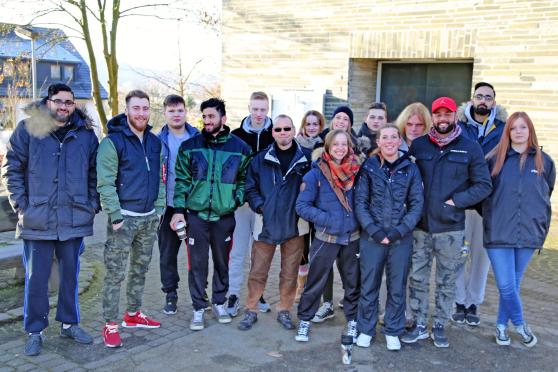 Die Jugendgruppe um Wickedes Streetworker Frank Hake fuhr zum Paintball. FOTO: ANDREAS DUNKER