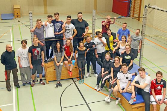 Die Teilnehmer beim Parcour-Training in der Gerken-Sporthalle in Wickede. Die Leitung oblag Sozialarbeiter Frank Hake zusammen mit den Trainern Steven Blenke und Alexander Malzahn (von links). FOTO: ANDREAS DUNKER