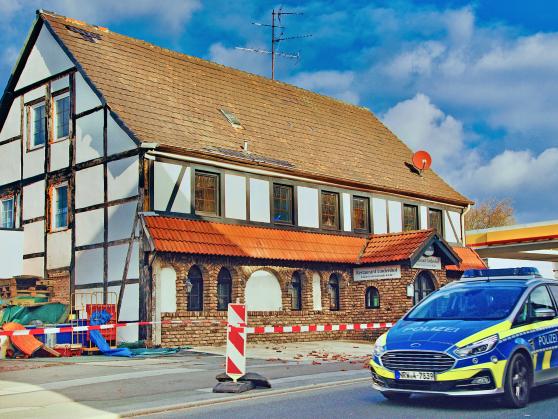 Vom Gebäude der ehemaligen Gaststätte "Lindenhof" neben der Shell-Tankstelle an der Hauptstraße in Wickede flogen mehrere Dachziegel auf Gehweg und Fahrbahn. Die Ortsdurchfahrt der Bundesstraße 63 blieb deshalb für mehrere Stunden in diesem Streckenabschnitt gesperrt. Der Verkehr wurde über Fröndenberger Straße und "Am Lehmacker" umgeleitet. FOTO: ANDREAS DUNKER