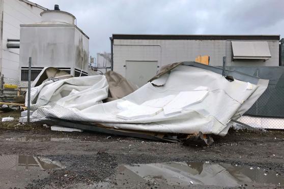 Teile des herunter geflogenen Foliendaches bei MBT PolyTapes am Ruhrufer in Wickede FOTO: ANDREAS DUNKER 