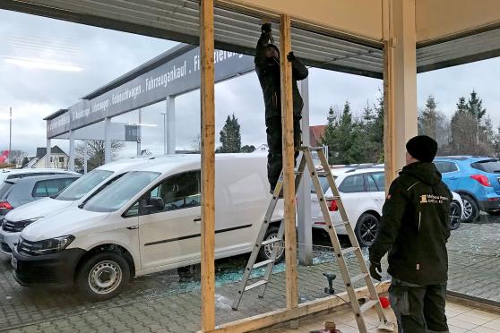 Mitarbeiter von Hermes Metallbau verschlossen die entstandenen Löcher provisorisch mit Holzverschlägen. FOTO: ANDREAS DUNKER
