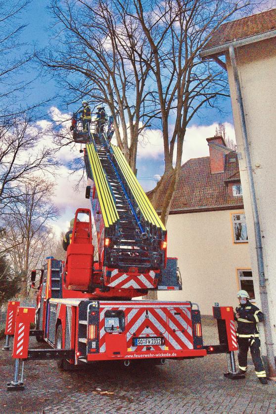 Abgerissene Äste in Baumkronen sorgen auch nach dem Sturm für Gefahrenstellen. – Hier beseitigten ehrenamtliche Helfer der Freiwilligen Feuerwehr der Gemeinde Wickede (Ruhr) mit dem großen Drehleiter-Fahrzeug am Samstagmorgen an der kommunalen Engelhard-Grundschule einen schweren und losen Ast. FOTO: ANDREAS DUNKER