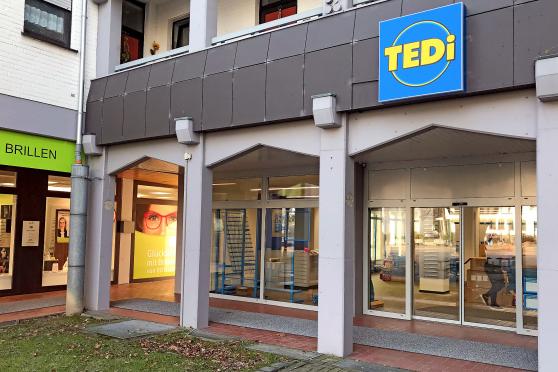 Die TEDi-Werbung hängt schon. Aktuell räumen Mitarbeiter die Waren in der neuen Filiale an der Hauptstraße 79 in Wickede ein. FOTO: ANDREAS DUNKER