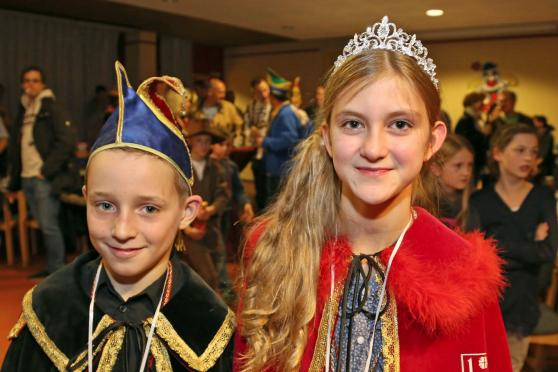 Luka Telgenbüscher (11) und Zoe Patzelt (10) regieren in dieser Karnevalssession das närrische Kindervolk. FOTO: ANDREAS DUNKER