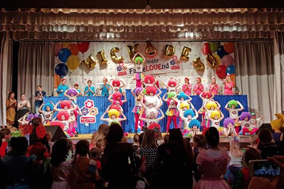 Die Clowns der Sport-Akrobatik-Gruppe "Chibikko" beim TV-Kinderkarneval im Bürgerhaus in Wickede FOTO: ROBERT GEDIG