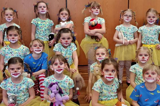 Bunt geschminkt: Die Kleinsten der Sport-Akrobatik-Gruppe "Chibikko" FOTO: ROBERT GEDIG