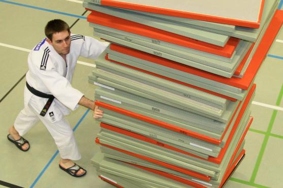 Umbau: Transport von Turnmatten auf einem Rollbrett FOTO: ANDREAS DUNKER