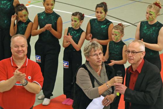 Mädels des Wickeder Turnvereins zusammen mit stellvertretendem Vorsitzenden Markus Thurau, stellvertretender Bürgermeisterin Gertrud Martin und TV-Vorsitzendem Lutz Hofmann FOTO: ANDREAS DUNKER