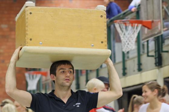 Und wieder umräumen … FOTO: ANDREAS DUNKER