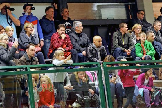 Zugucken, winken, fotografieren – die Besucher auf der Tribüne FOTO: ANDREAS DUNKER