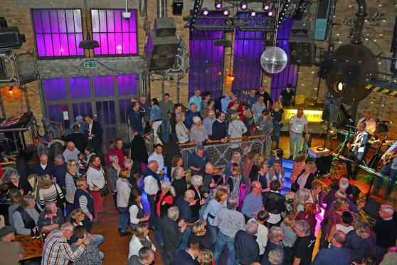 Rund 500 Gäste nahmen am Freitagabend am Live-Konzert der Wickeder Covermusikband „Take 5“ im sogenannten „Kesselhaus“ der Großraumdiscothek „Kraftwerk“ im Freizeit- und Gewerbepark „Am Golfplatz“ in Werl teil. Auch unter den Zuhörern und Tänzern fanden sich zahlreiche bekannte Wickeder Gesichter. FOTO: ANDREAS DUNKER