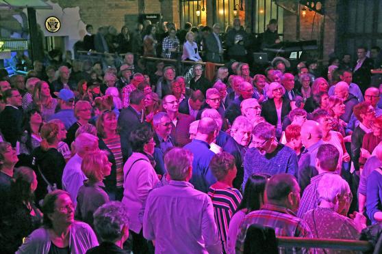 Rund 500 Gäste nahmen am Freitagabend am Live-Konzert der Wickeder Covermusikband „Take 5“ im sogenannten „Kesselhaus“ der Großraumdiscothek „Kraftwerk“ im Freizeit- und Gewerbepark „Am Golfplatz“ in Werl teil. Auch unter den Zuhörern und Tänzern fanden sich zahlreiche bekannte Wickeder Gesichter. FOTO: ANDREAS DUNKER