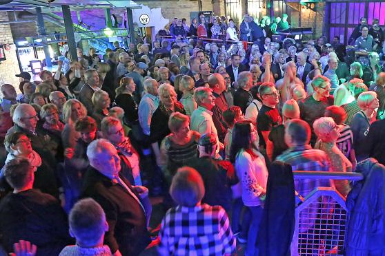Rund 500 Gäste nahmen am Freitagabend am Live-Konzert der Wickeder Covermusikband „Take 5“ im sogenannten „Kesselhaus“ der Großraumdiscothek „Kraftwerk“ im Freizeit- und Gewerbepark „Am Golfplatz“ in Werl teil. Auch unter den Zuhörern und Tänzern fanden sich zahlreiche bekannte Wickeder Gesichter. FOTO: ANDREAS DUNKER