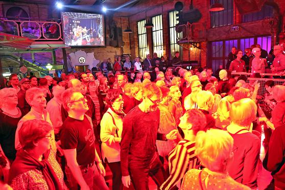 Rund 500 Gäste nahmen am Freitagabend am Live-Konzert der Wickeder Covermusikband „Take 5“ im sogenannten „Kesselhaus“ der Großraumdiscothek „Kraftwerk“ im Freizeit- und Gewerbepark „Am Golfplatz“ in Werl teil. Auch unter den Zuhörern und Tänzern fanden sich zahlreiche bekannte Wickeder Gesichter. FOTO: ANDREAS DUNKER