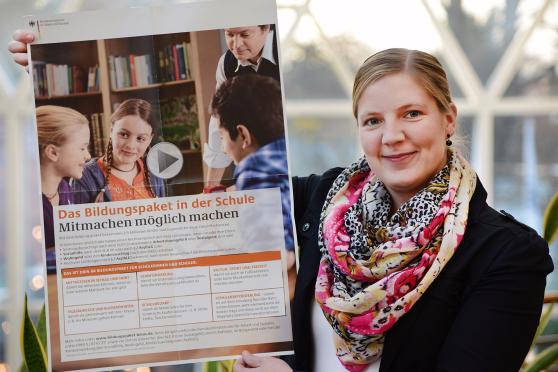 Sachbearbeiterin Denise Grabowski macht auf die Bildungs- und Teilhabeleistungen für leistungsberechtigte Kinder und Jugendliche aufmerksam FOTO: THOMAS WEINSTOCK / KREIS SOEST 