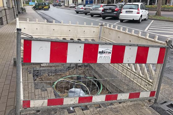 In der Ortsmitte gibt es derzeit lauter kleine Baustellen – sogenannte "Kopflöcher". Denn die Telekom lässt dort Glasfaser-Leitungen verlegen. FOTO: ANDREAS DUNKER